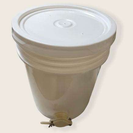 5 gallon plastic honey pail with lid and gate